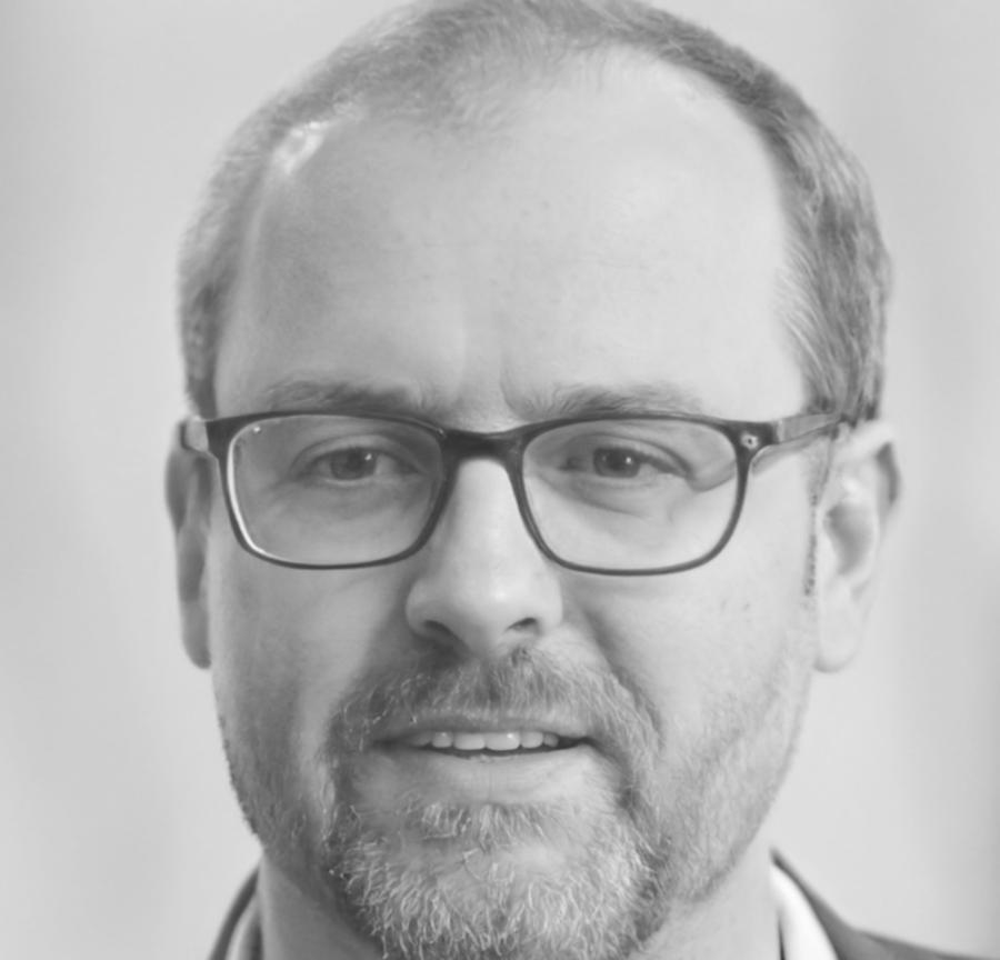 Dr. Carlos Mendoza, especialista en modelado 3D